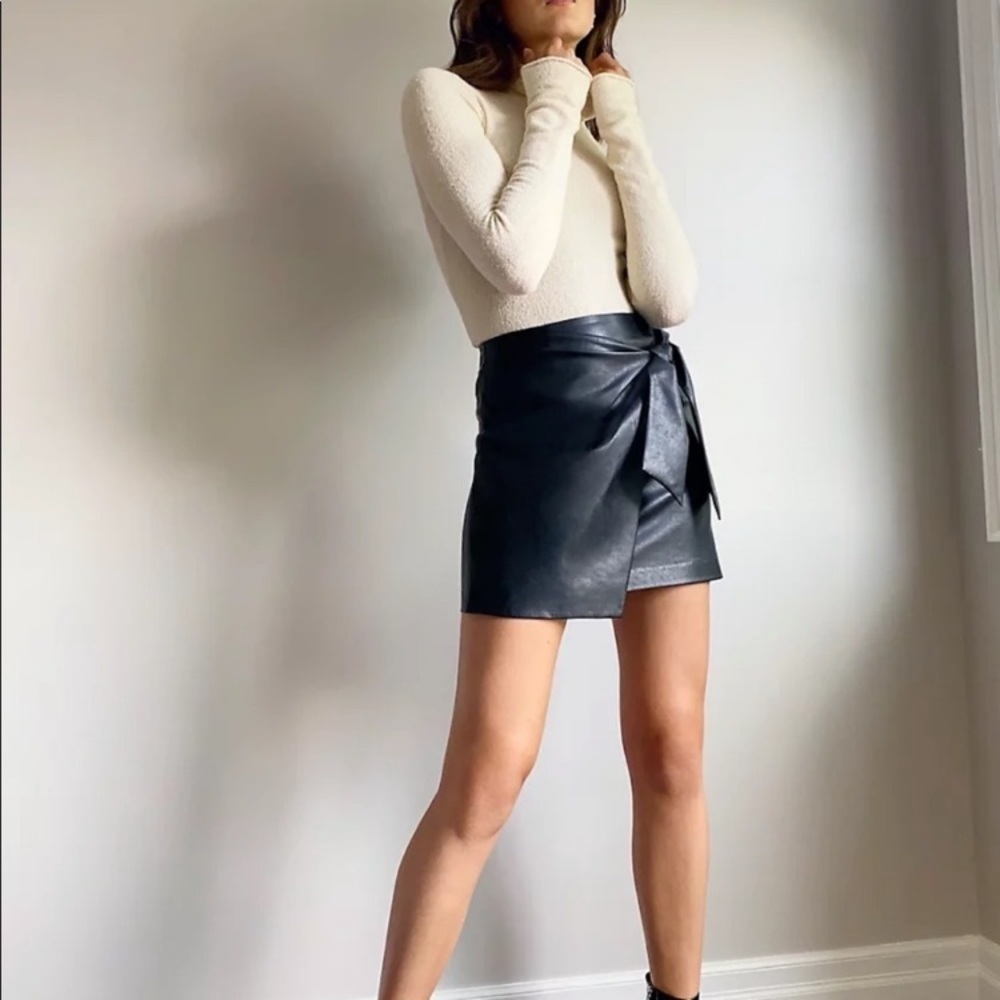 NWOT Wilfred Aritzia‎ Black Faux Leather Wrap Front
Mini Skirt Vegan Soft Size 0